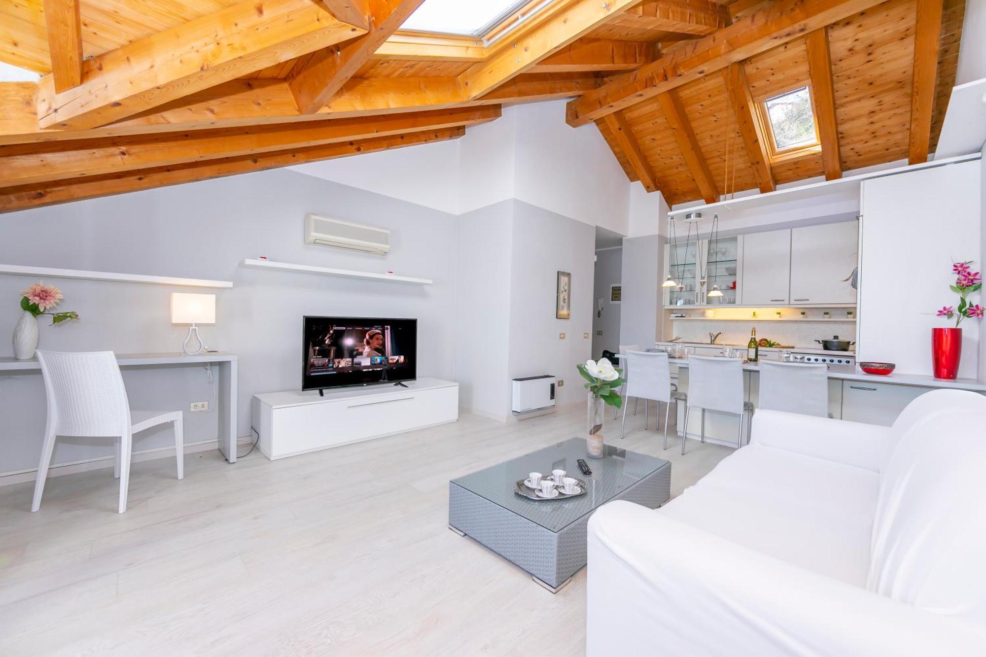 Blu Lake Apartment On Ghiffa Beach - Happy Rentals Εξωτερικό φωτογραφία